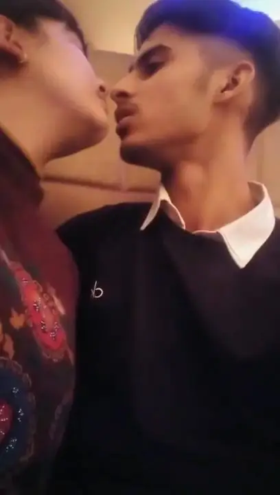 pakistani bf and gf kissiong on rasturant
